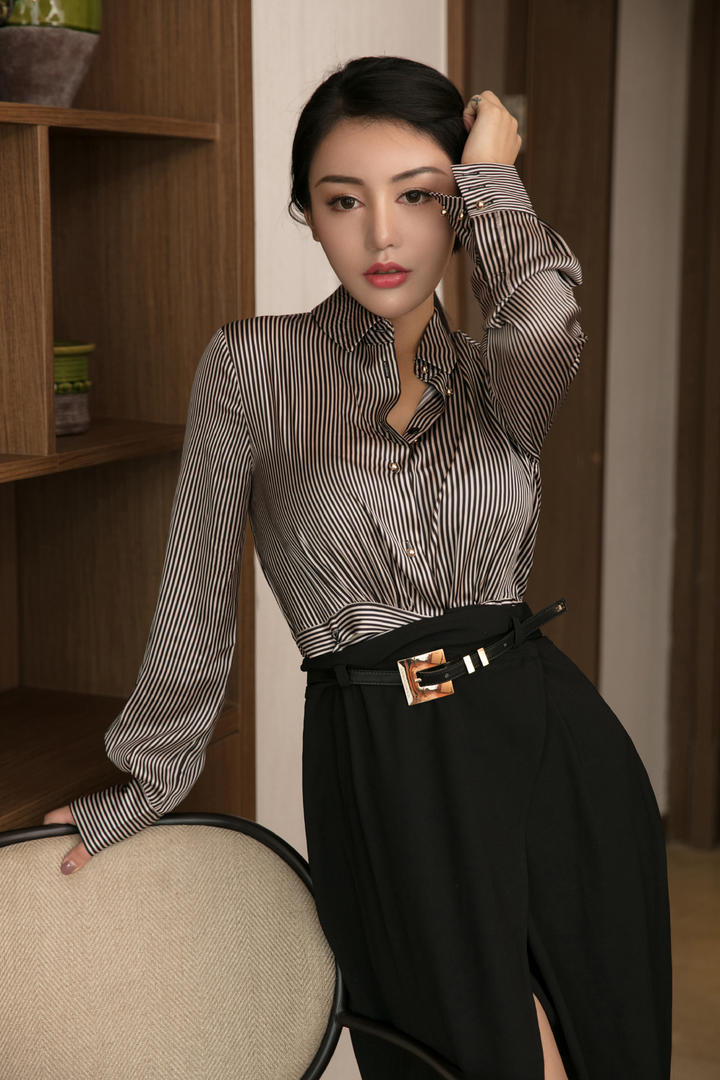 穿着职业装的性感成熟美女图片