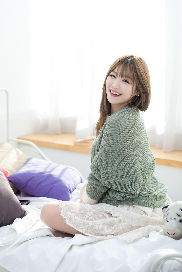坐在床上的高清韩国美女主播李恩慧图片