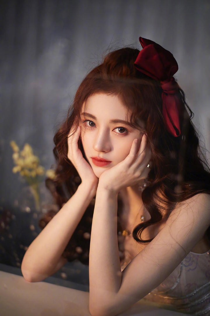 头上戴着蝴蝶结的高清美女明星鞠婧祎壁纸图片