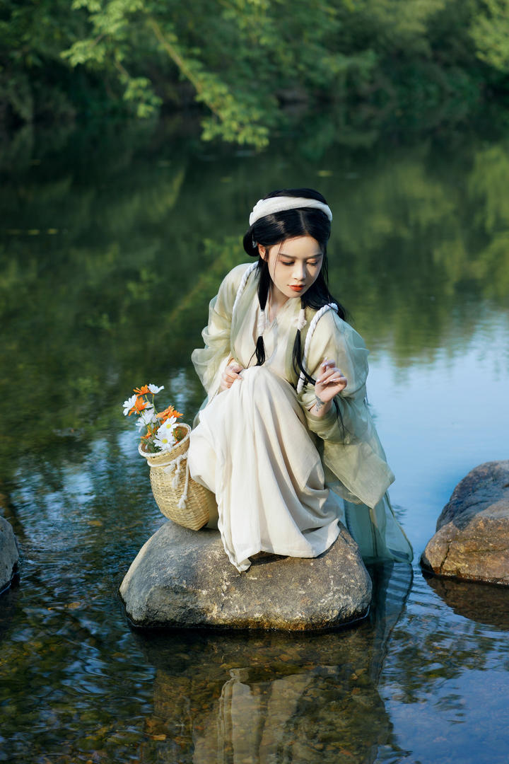 蹲在石头上的古装汉服美女唯美艺术照
