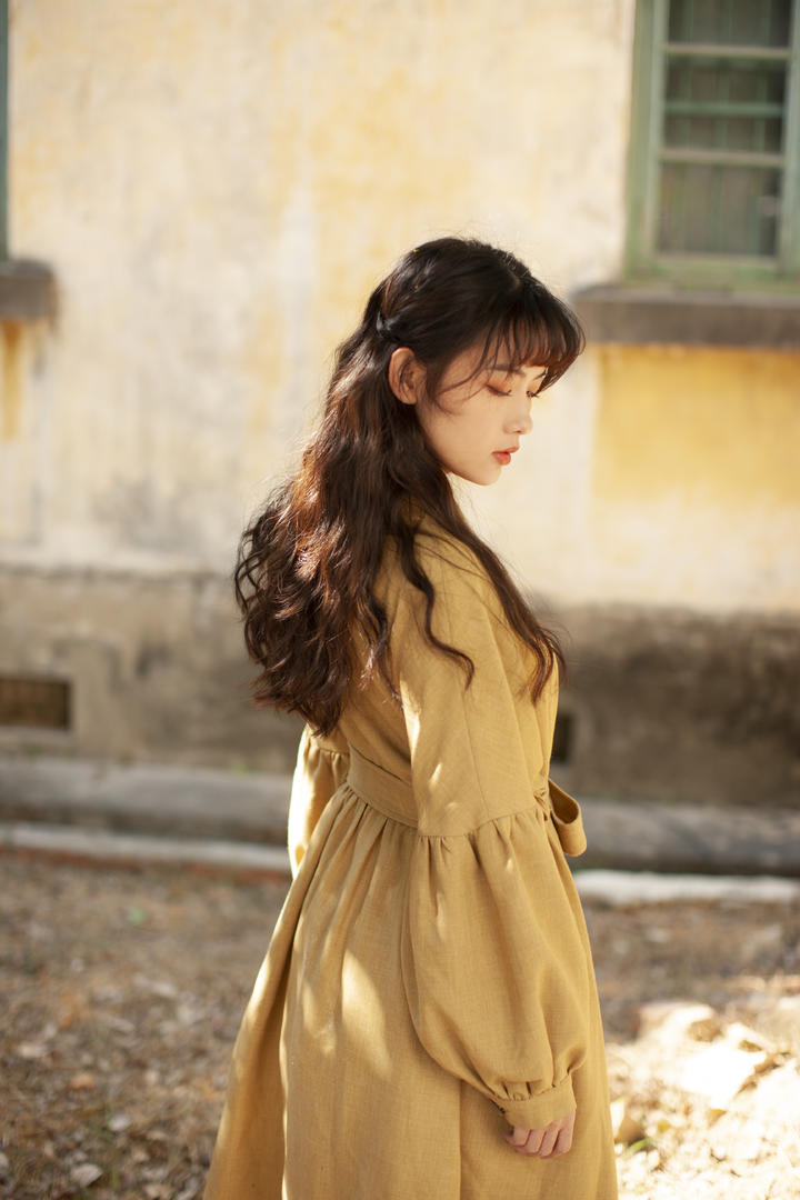 一身黄色长裙的清纯美女黄子卿写真图片