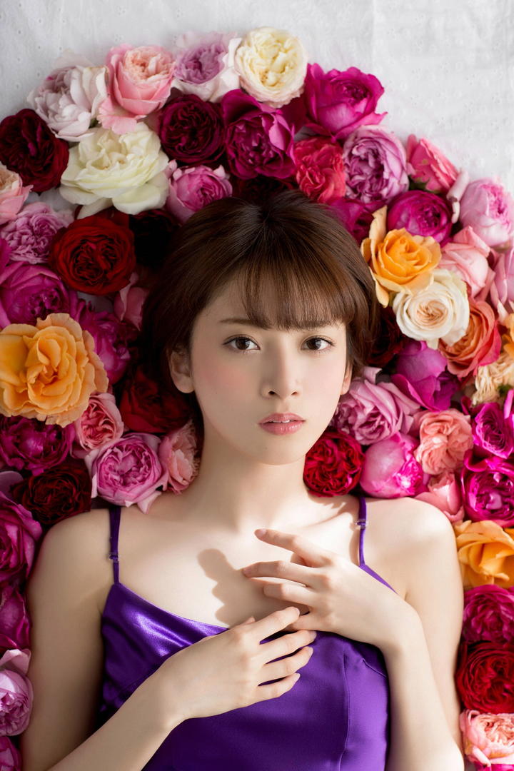 躺在花丛里的日本甜美可爱女生高清壁纸大图