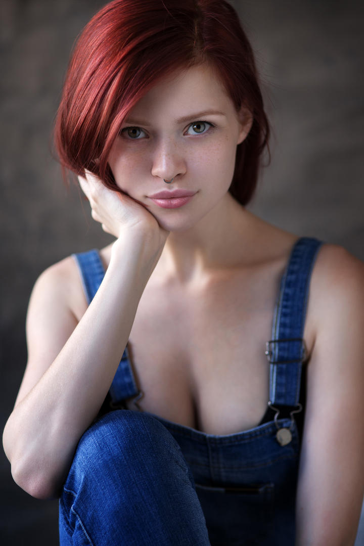 戴着鼻钉的欧美红发美女肖像写真图片