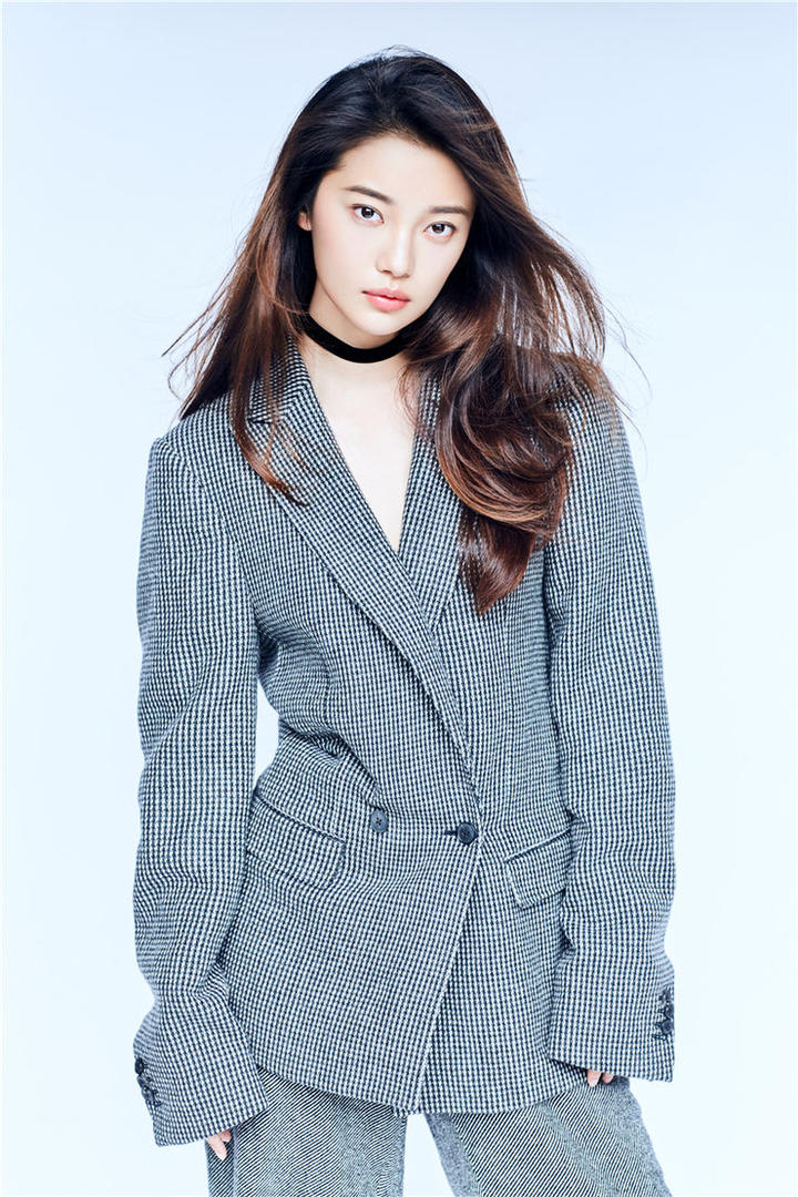 时尚美女明星田依桐飒爽西装写真图片