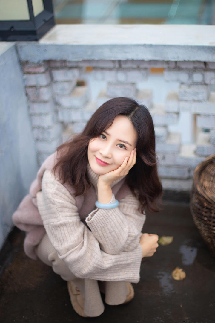 蹲在地上的气质美女图片毛毛