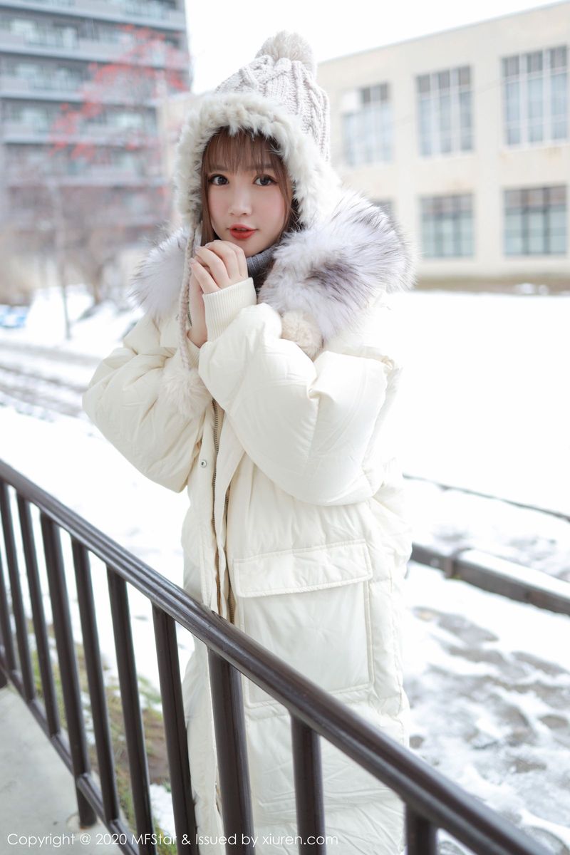 模范学院美女模特徐cake性感开背毛衣系列北海道雪地旅拍