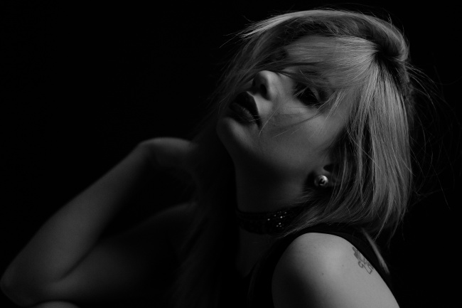 孤独伤感黑白美女写真图片