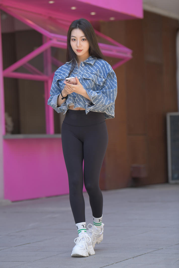 街拍长腿瑜伽裤美女时尚美女壁纸图片