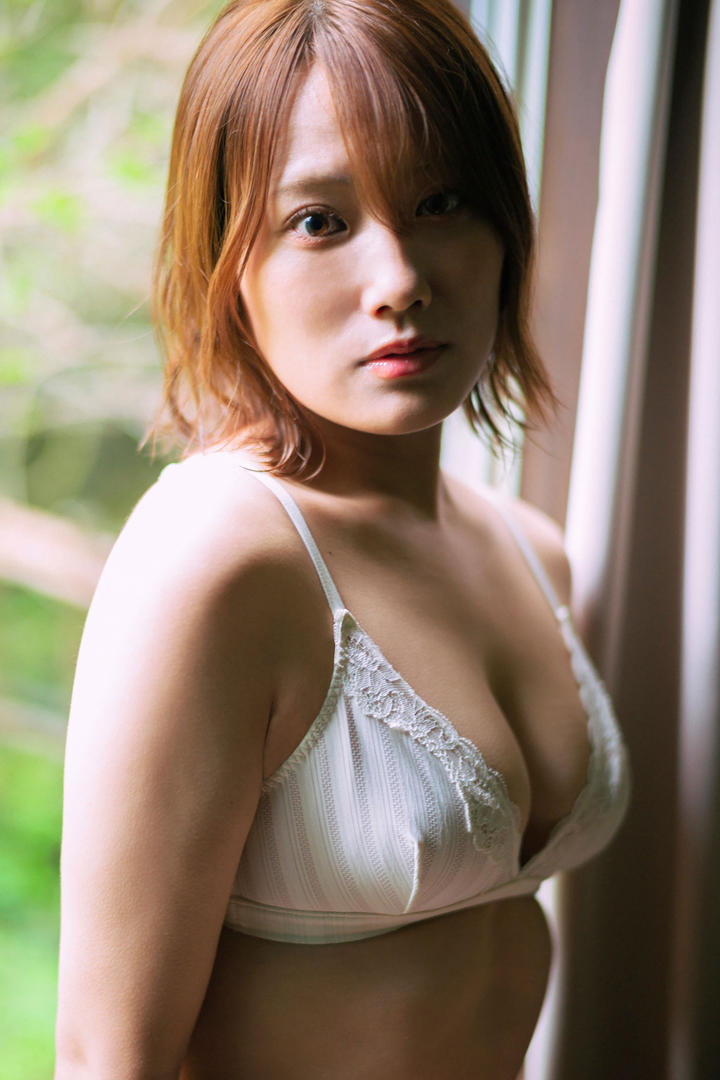 日本丰满美女摄影图片