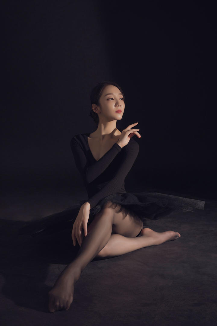 身体柔软的气质瑜伽教练穿黑丝袜图片