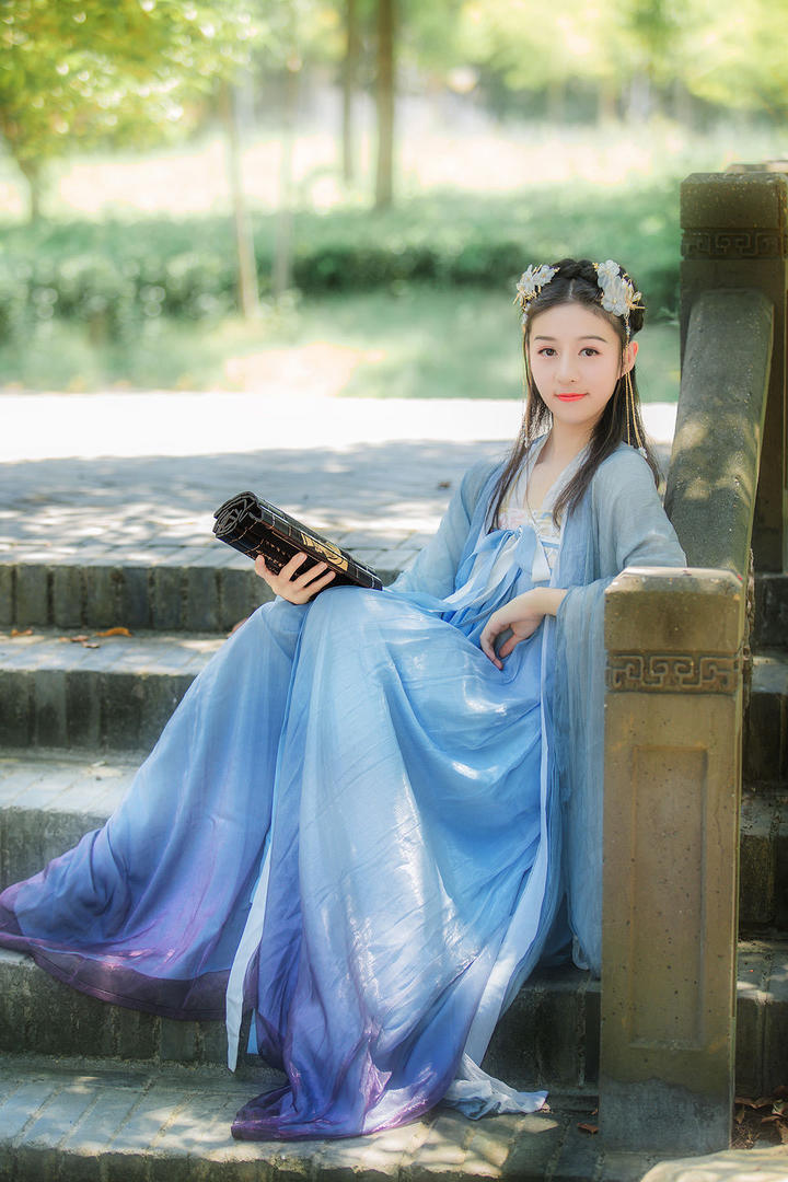 看书的清纯古风美女艺术写真图片