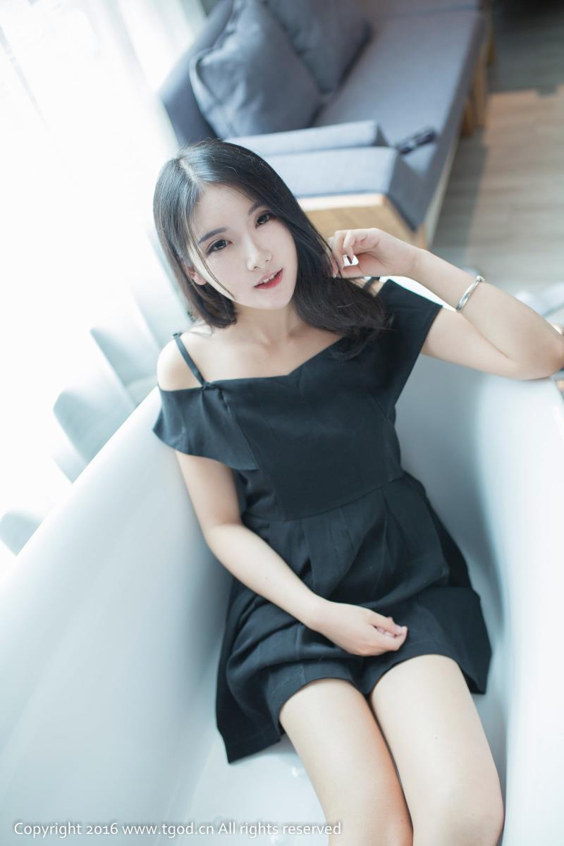 推女神美丽小公主莓ya天使的笑容居家养眼写真