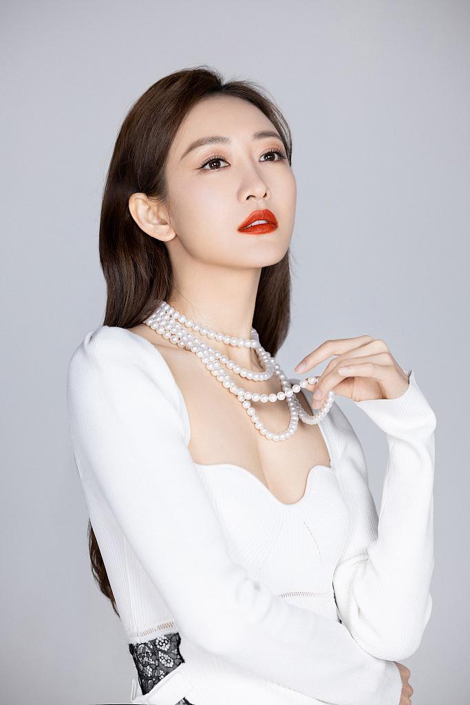 中国美女明星王鸥性感烈焰红唇写真图片