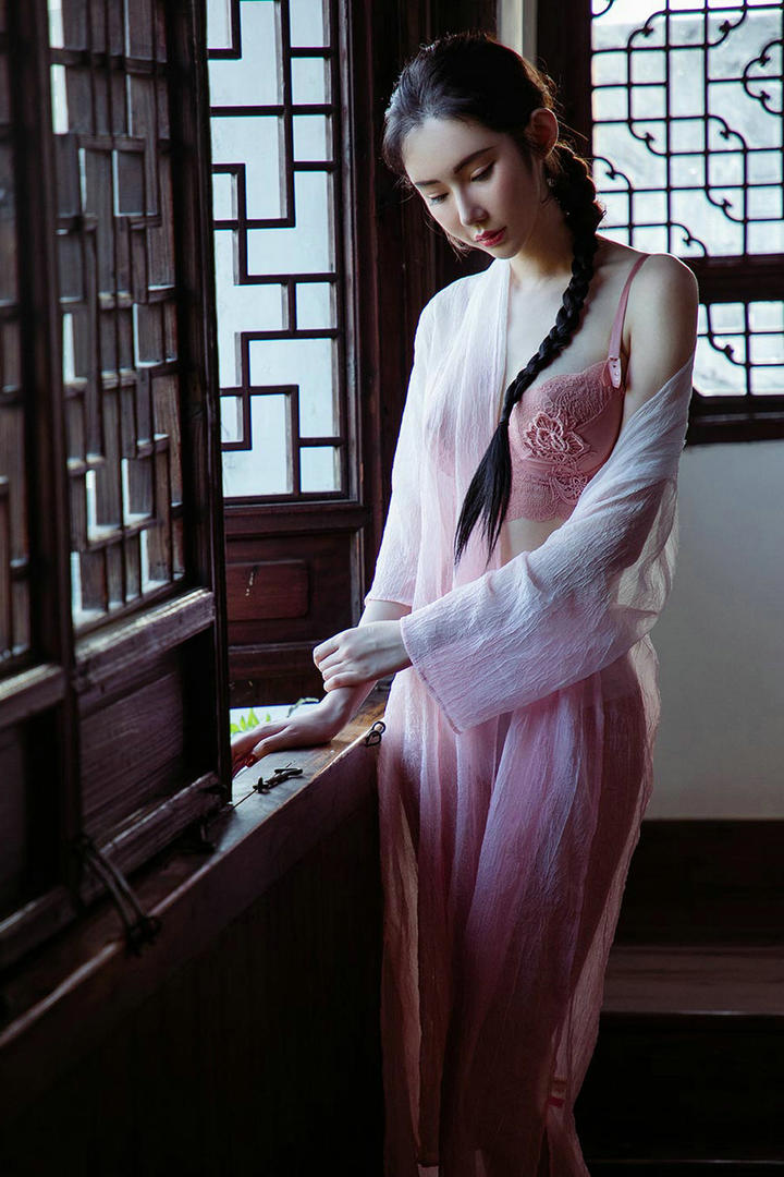 阁楼上的性感古装美女萌琪琪人体艺术写真图片