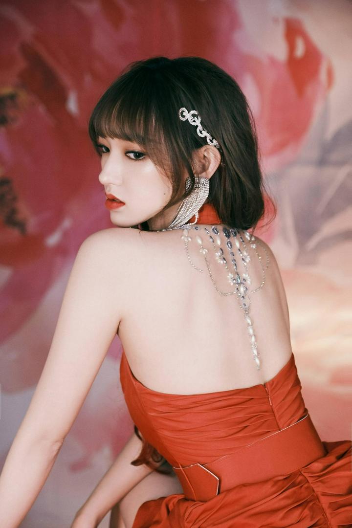 国内性感美女明星程潇玫瑰红裙诱惑美女写真图片