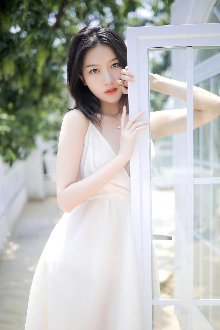 靠在门上的清纯短发美女白璐图片