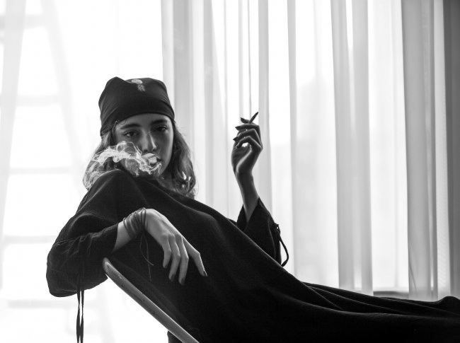 欧美美女抽烟性感的图片