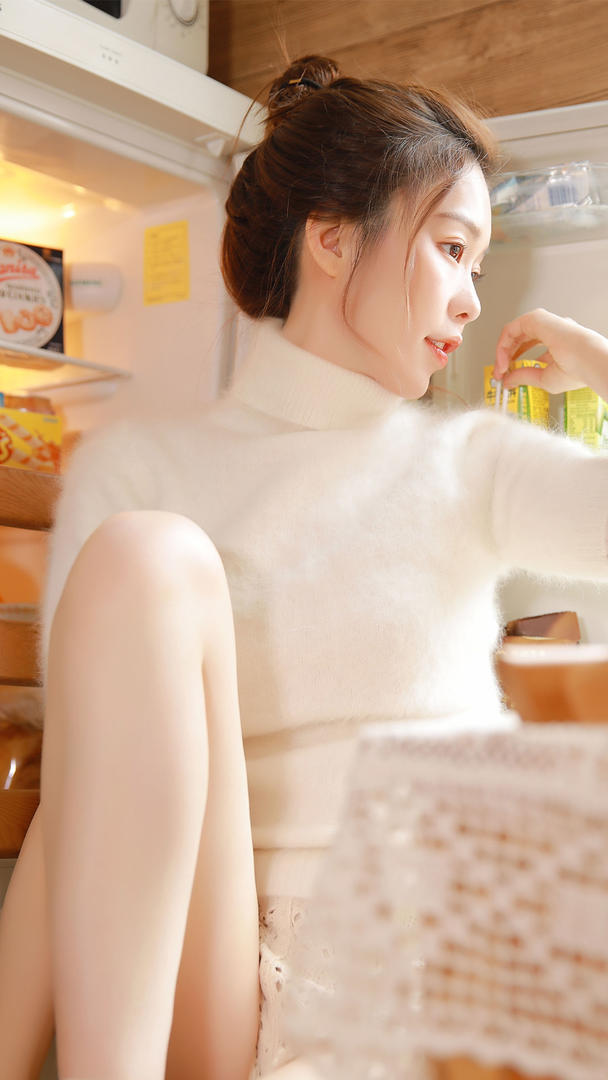 打开冰箱门的高清甜qq美女生头像图片