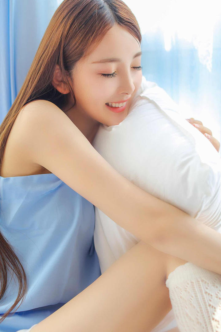抱着枕头的美女女生大图