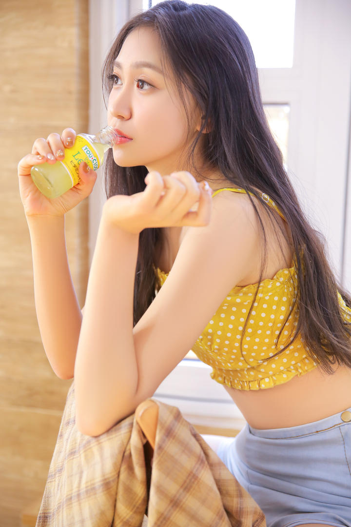 喝饮料的可爱清纯女生手机壁纸图片大全