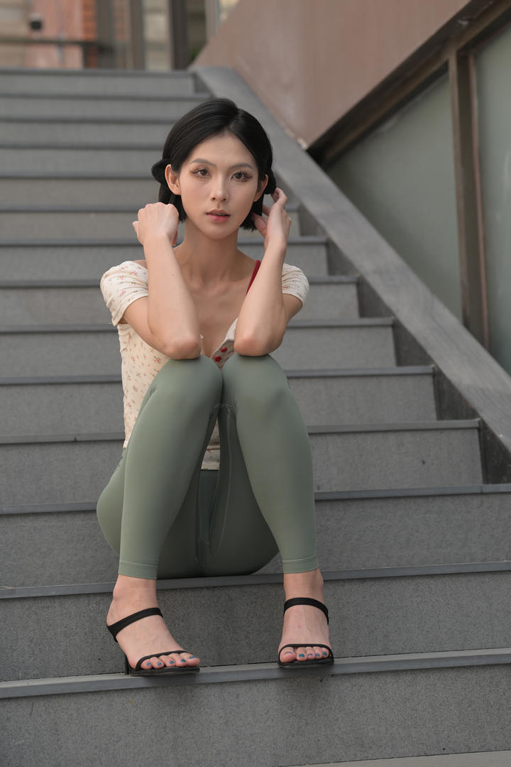 女生瑜伽裤凹凸图片