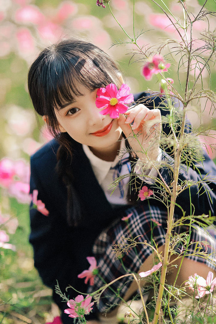 拿着花朵的清纯美女唯美写真图片