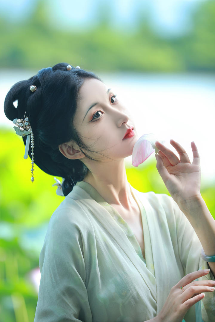 荷花池中的古装气质美女艺术写真图片