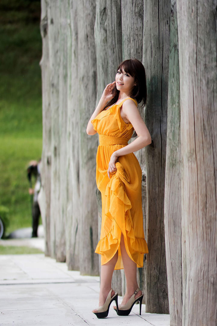 靠在木桩边的韩国美女写真