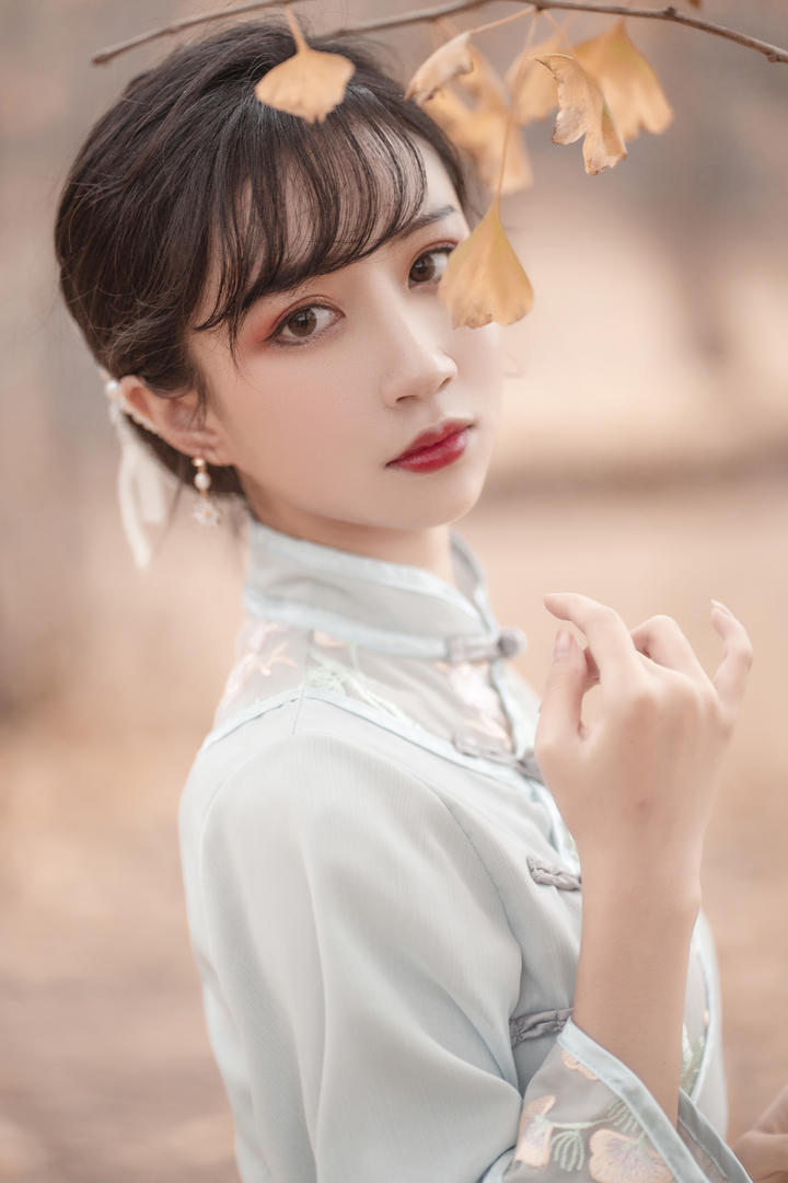 温柔文静的中国古典旗袍美女高清壁纸图片