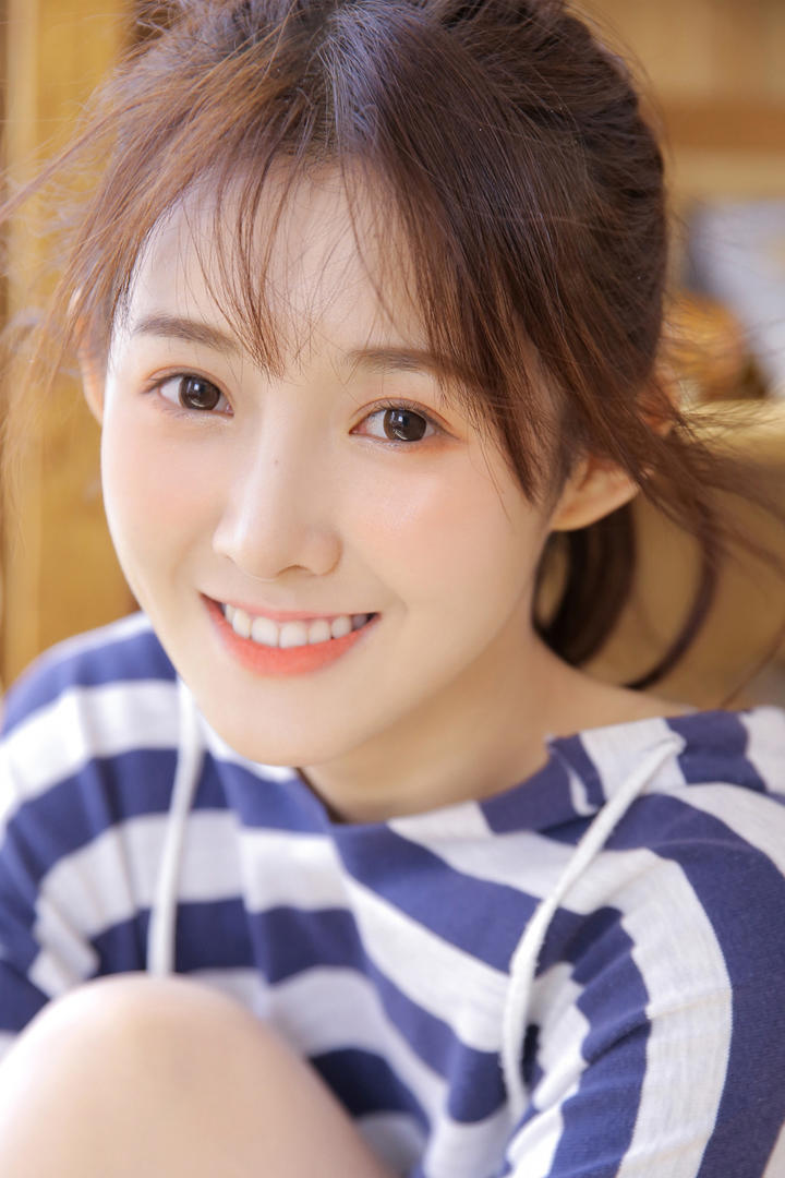 笑容甜美的清纯女生头像图片