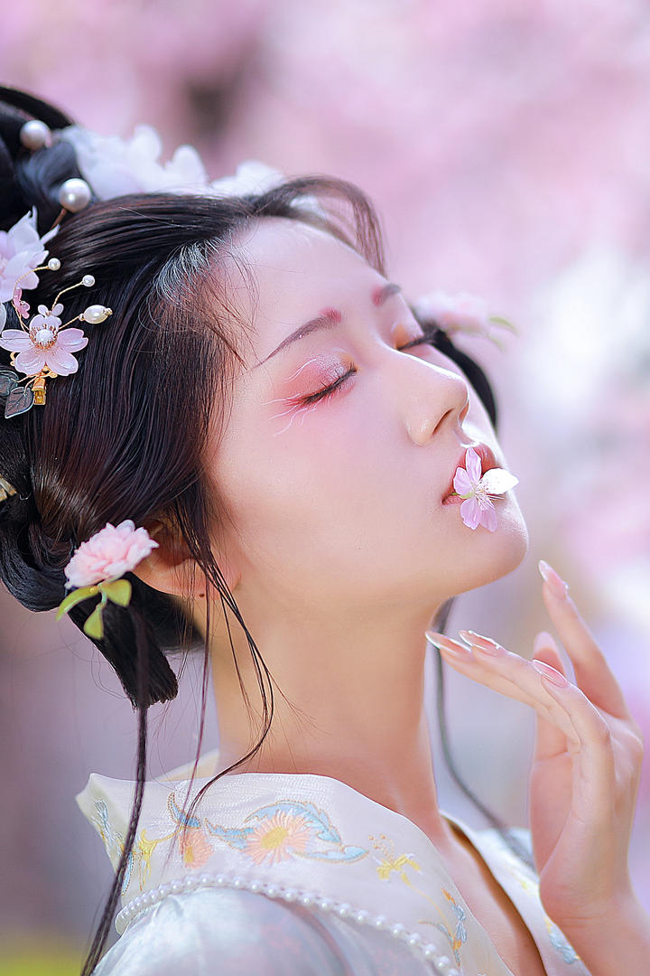 亲吻花朵的清纯古装美女艺术照头像图片