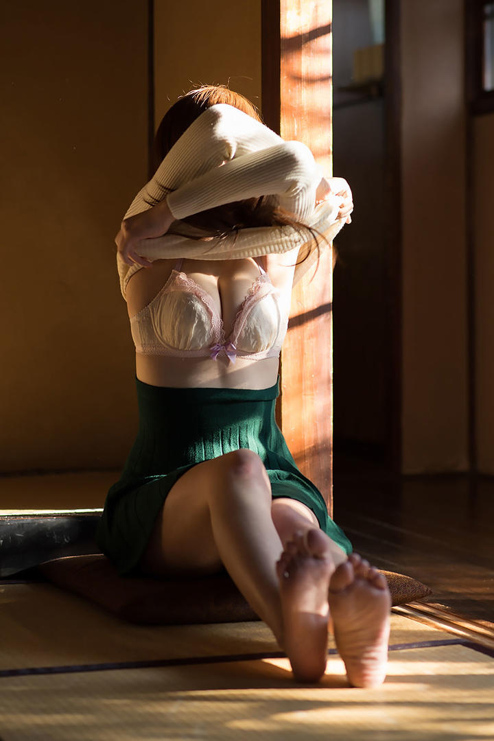 脱衣服的日本美女摄影图片