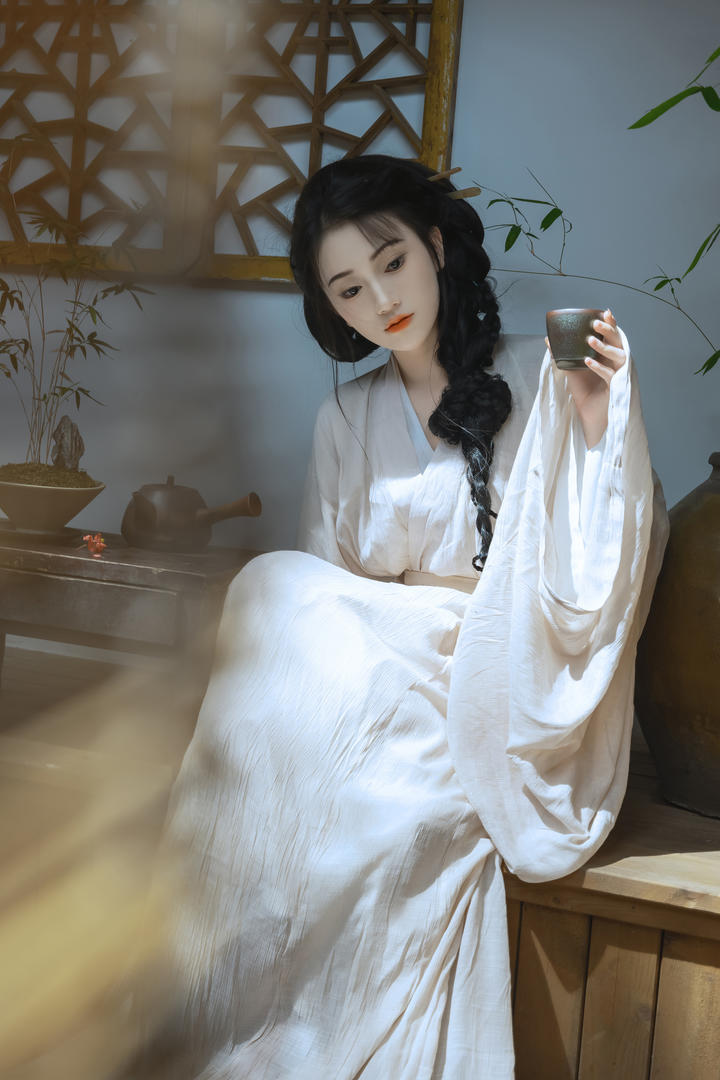 白色素衣古装美女个人艺术照图片