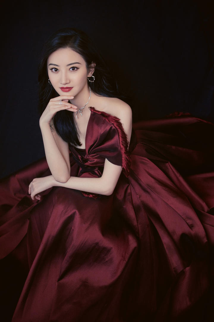 时尚大气的美女明星景甜高清写真图片