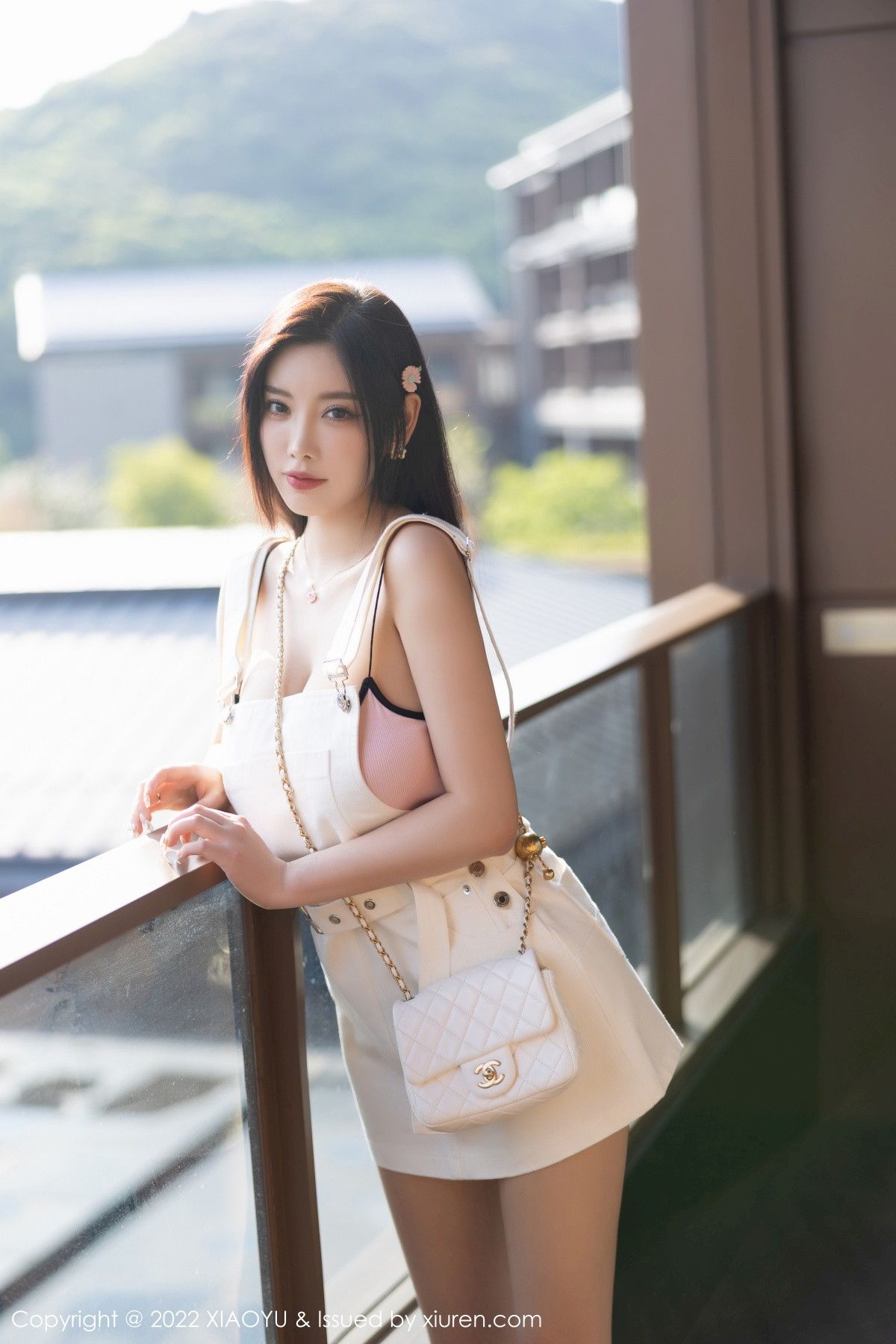 语画界性感女神杨晨晨Yome白色背带短裙妩媚动人杭州旅拍