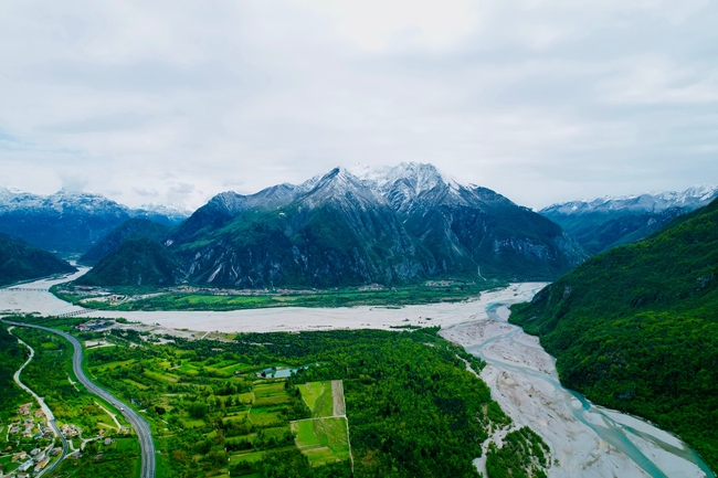 绿色山峦溪流山水风光摄影图片