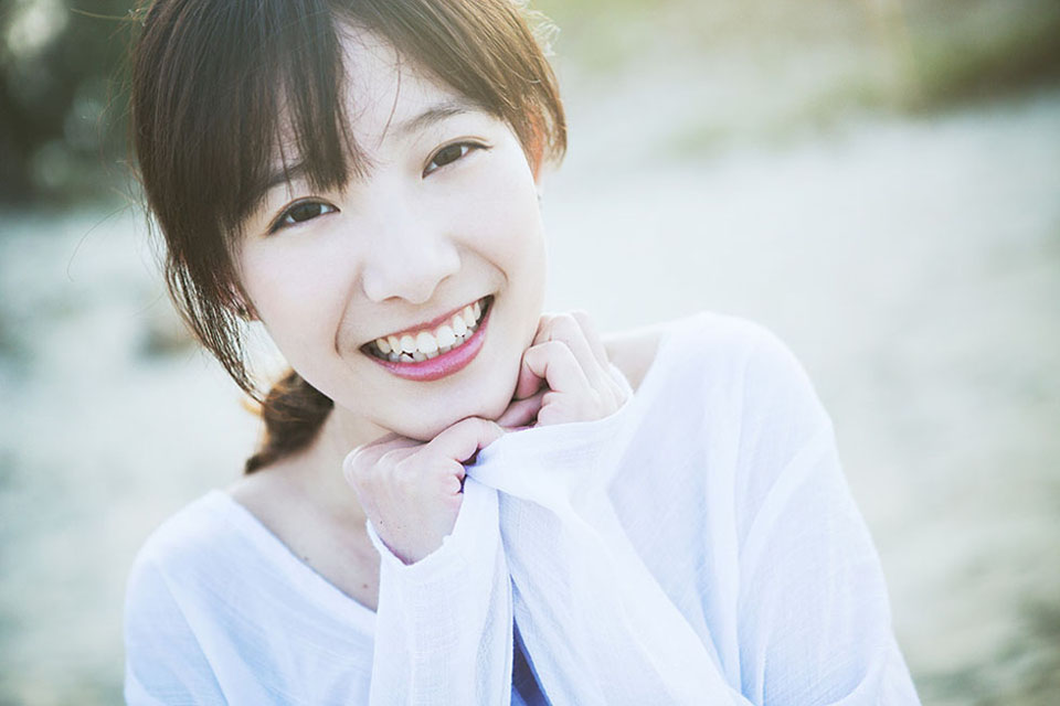 青春活力少女感受大海的磅礴