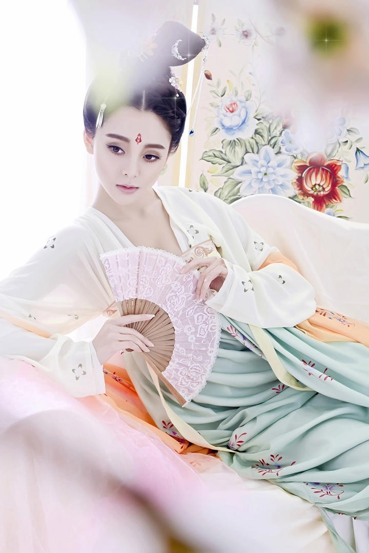 拿着扇子的唯美古装美女艺术写真图片