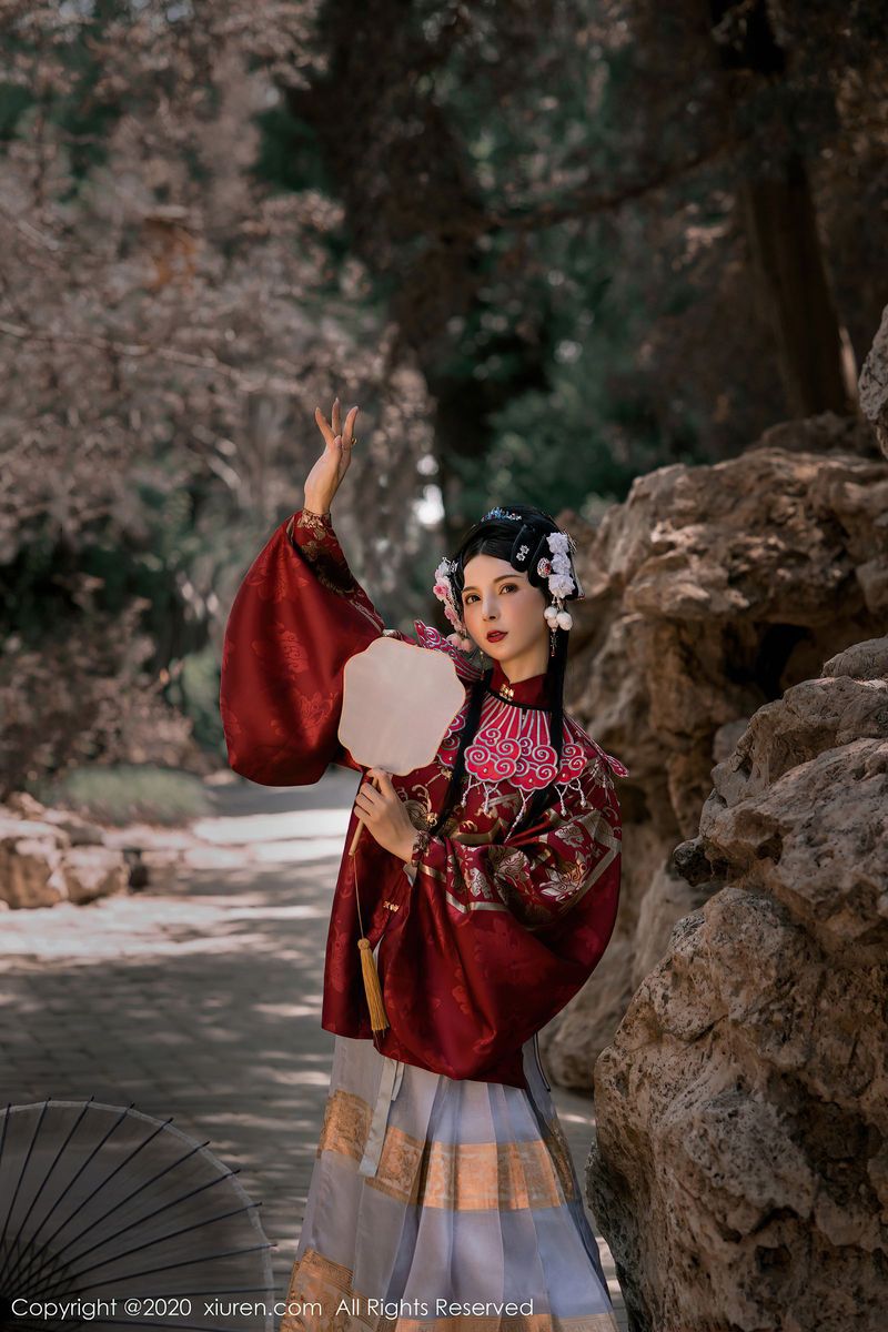 秀人网新晋嫩模小蛮妖x黑丝美腿魔鬼身材花色旗袍妖娆写真