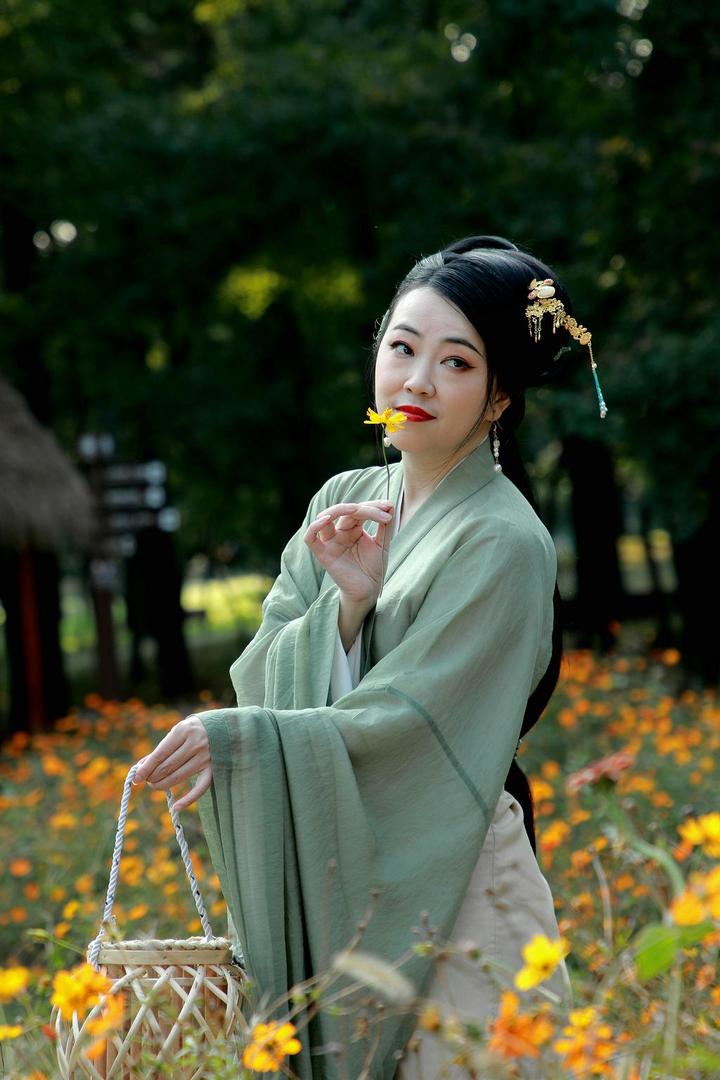 风韵犹存的古装成熟美女艺术写真图片