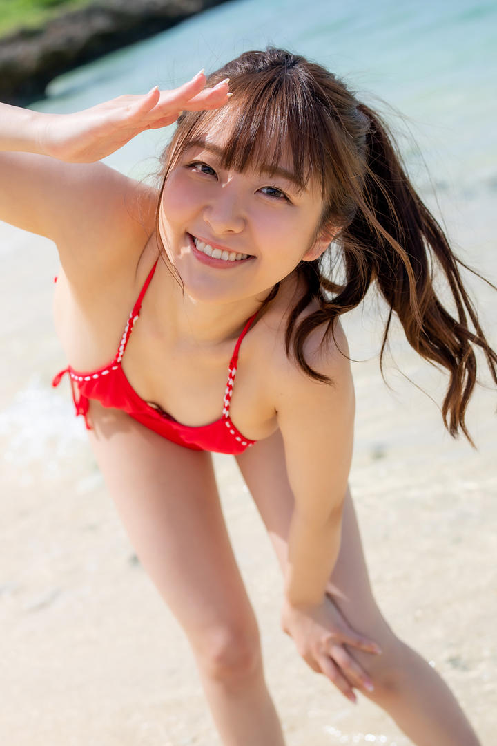 青春靓丽的比基尼美女青空海边度假写真图片