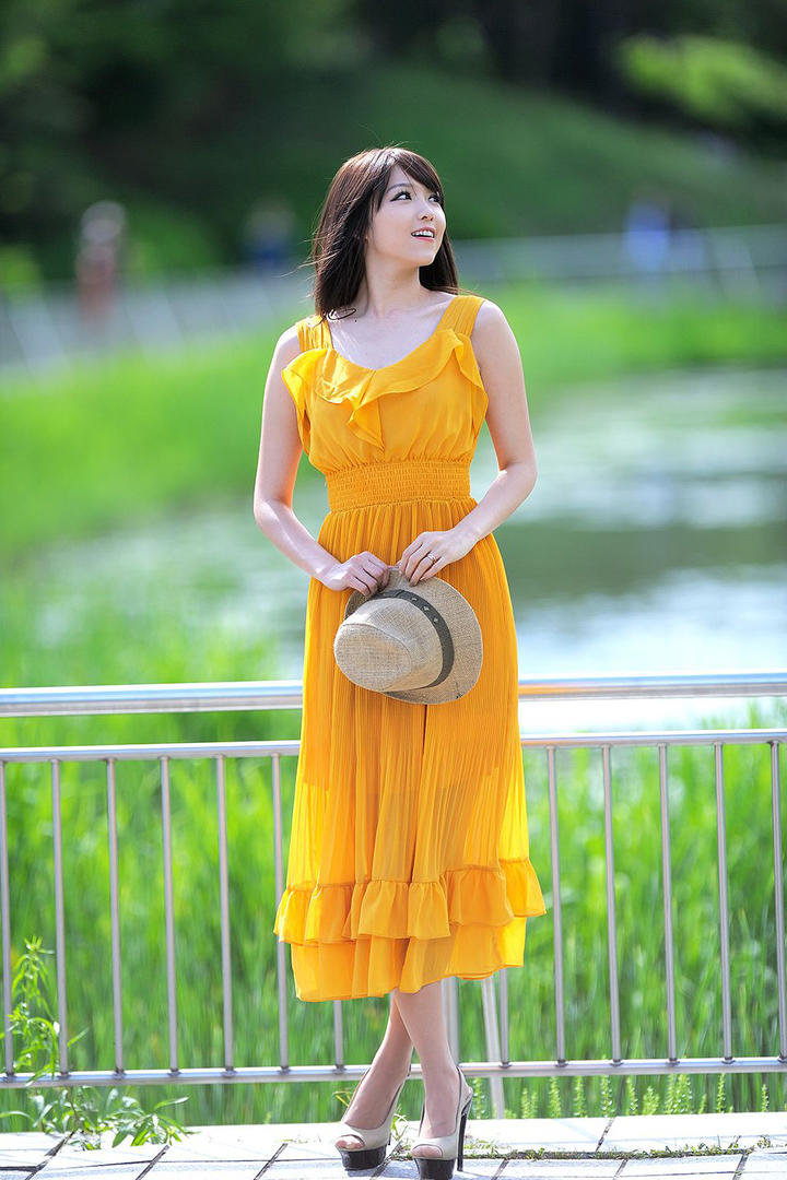 拿着帽子高清韩国美女写真图片