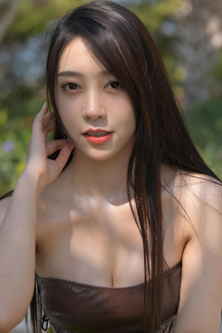 中国大胸美女模特高清街拍写真图片大全