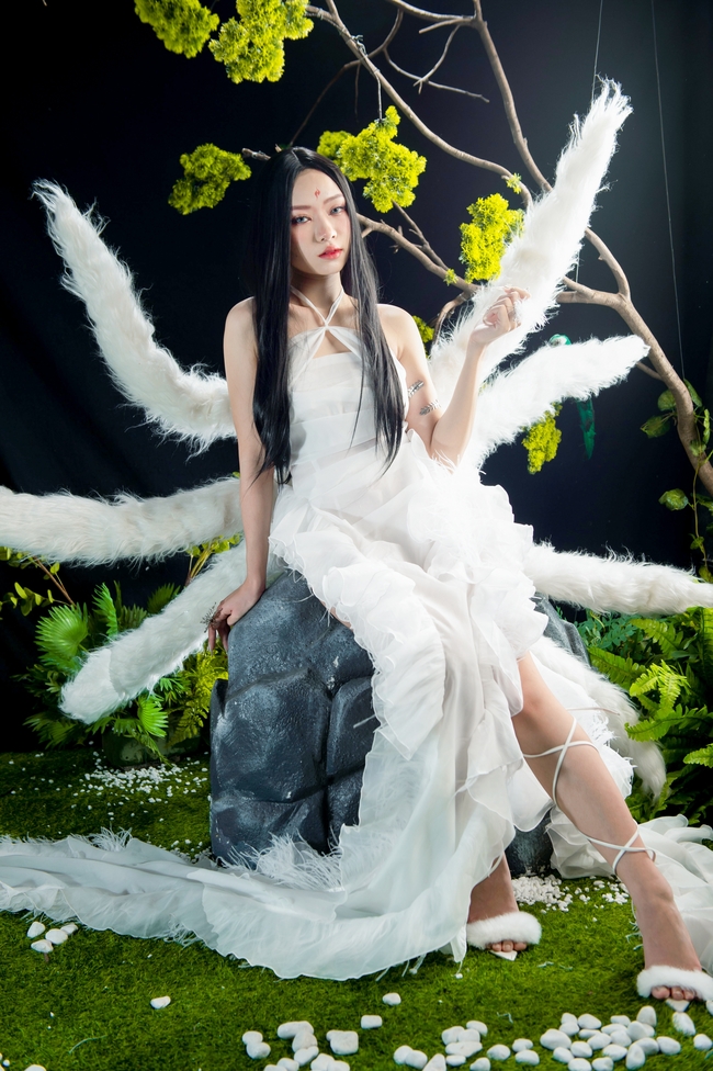 性感九尾狐美女艺术照写真摄影图片