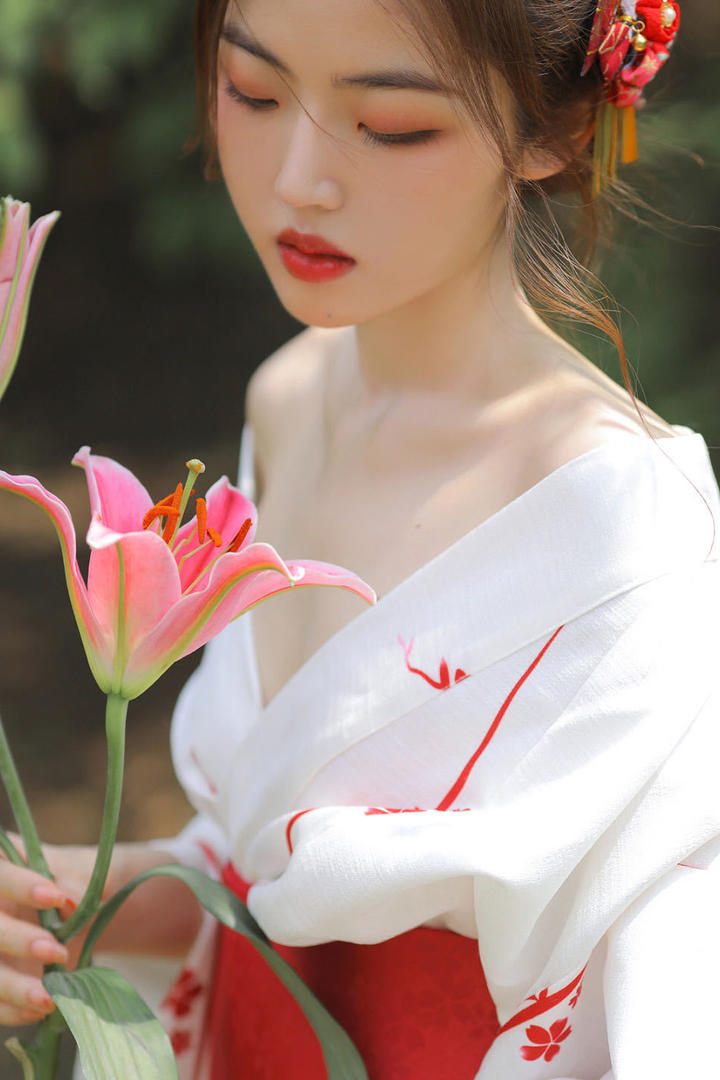 4K高清拿着鲜花的清纯唯美美女图片