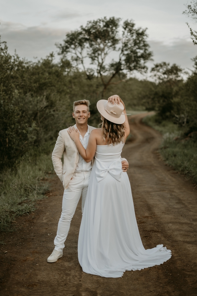 白色风格户外旅拍欧美婚纱摄影图片