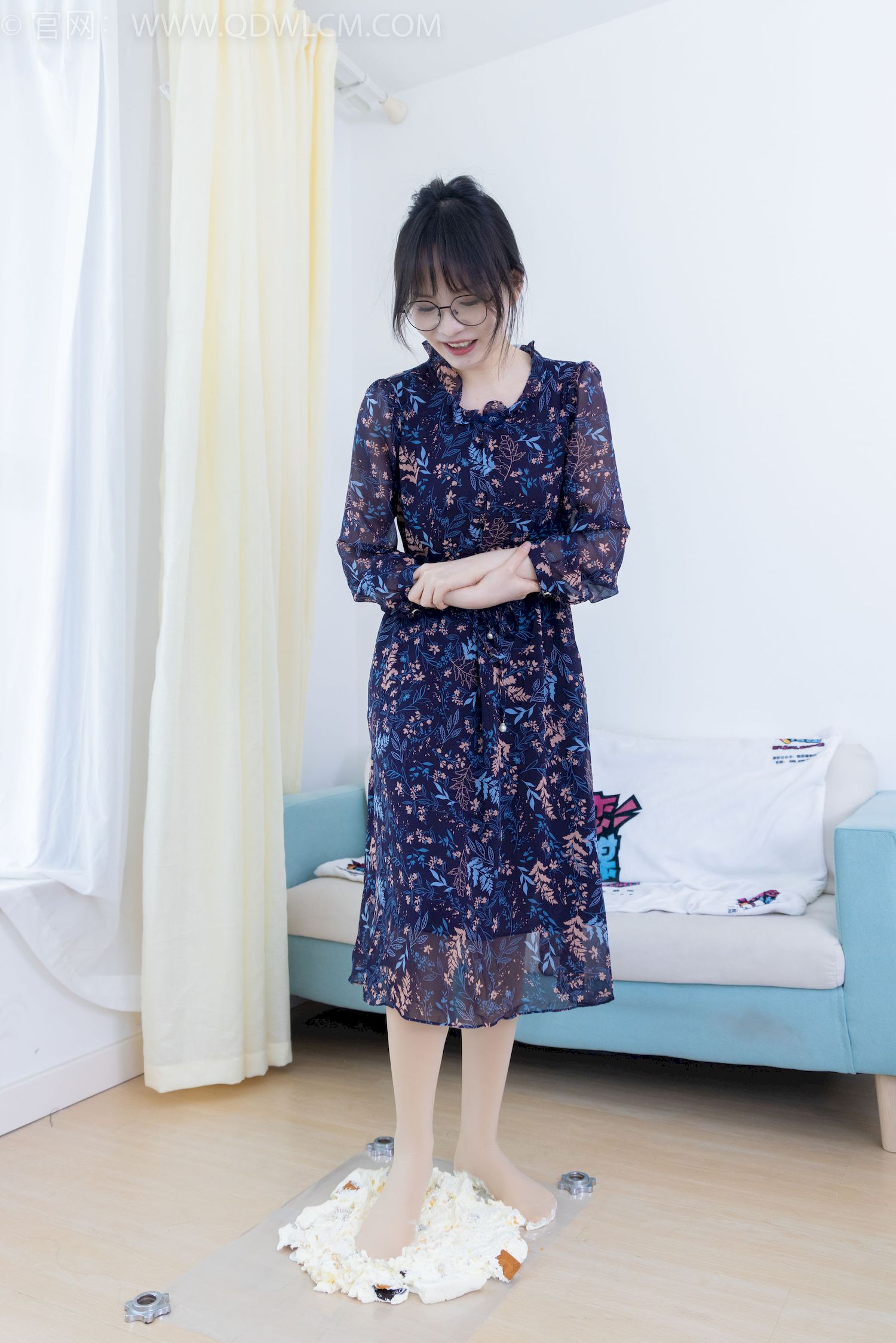 物恋传媒模特小酒戴眼镜厚肉丝碎花裙惊艳写真