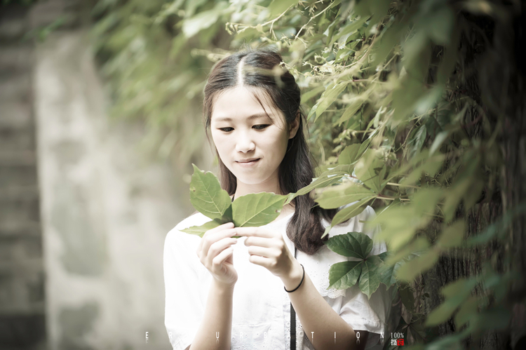 清新少女用相机捕捉她的最爱