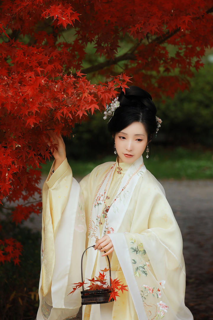 落落大方的古装汉服美女高清壁纸图片