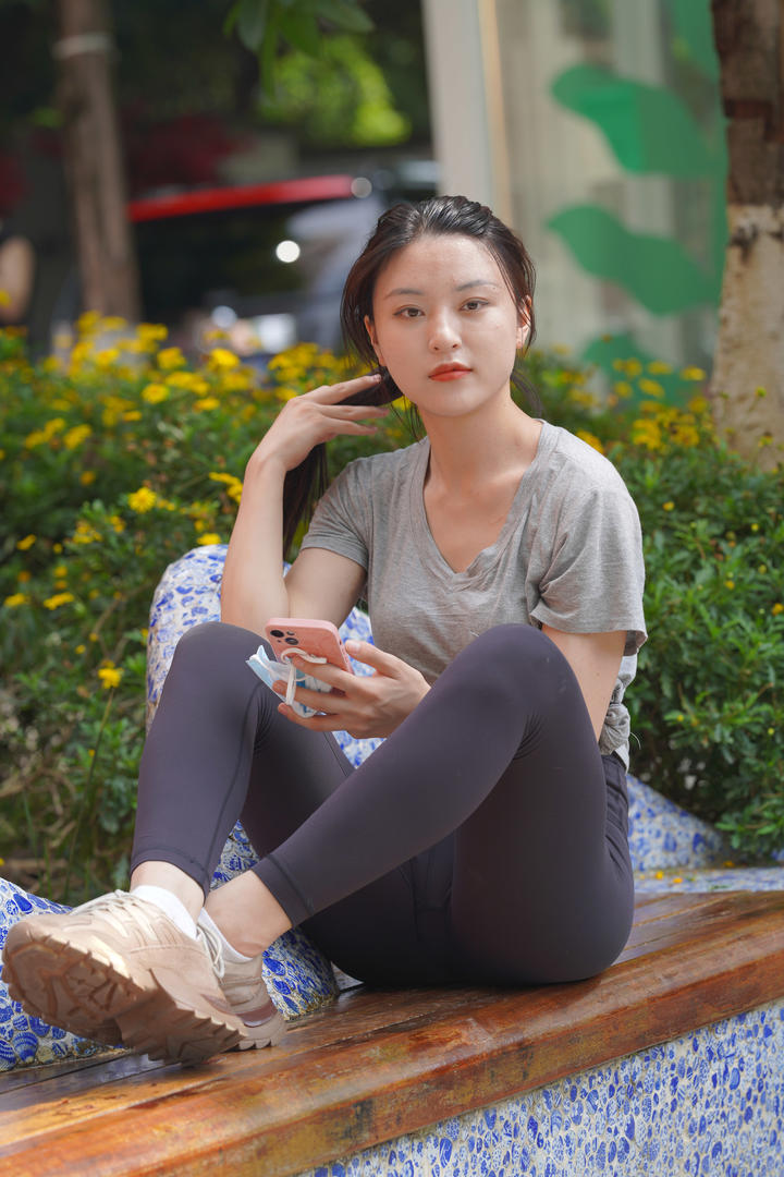 公园里穿瑜伽裤的漂亮美女高清图片